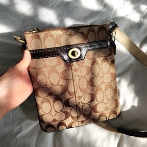 Coach Signature Canvas Small Crossbody Swingpack Bag